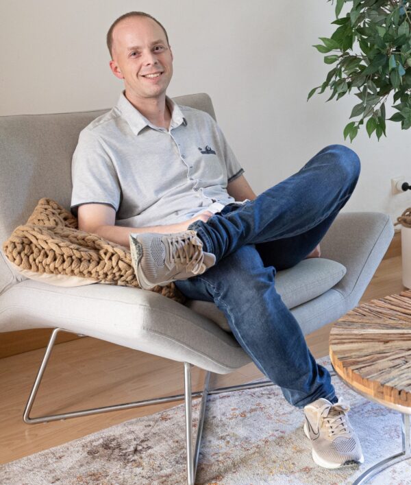 Psychologischer Berater Thomas Güntner im Beratungszimmer Psychologischer Berater Thomas Güntner im Beratungszimmer