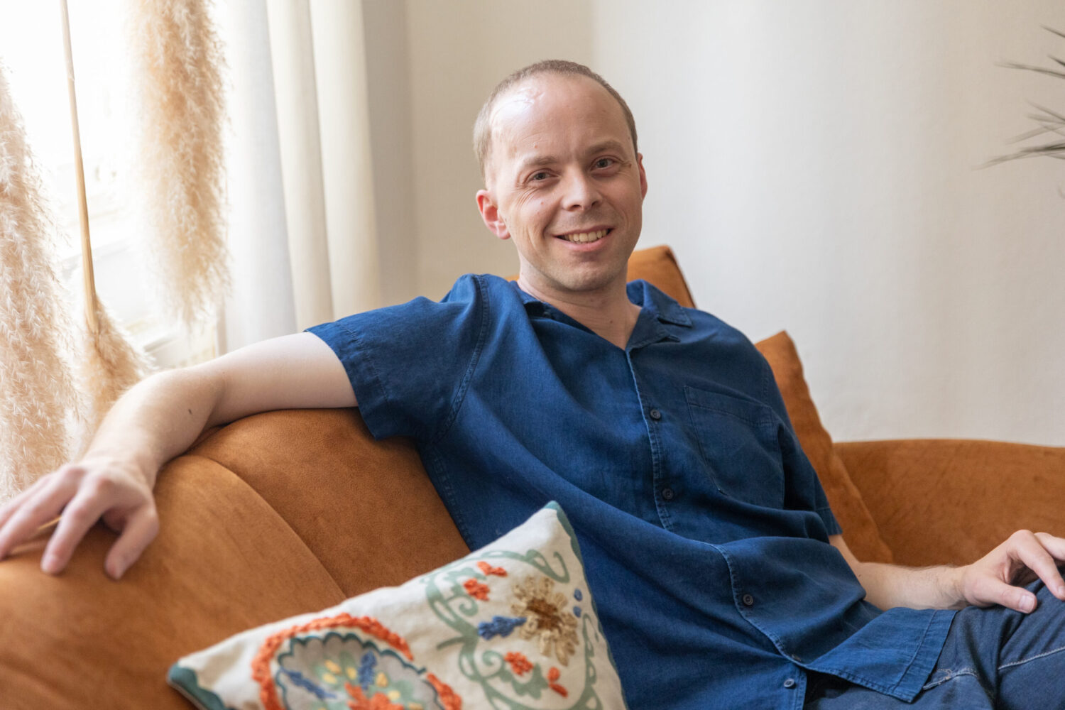 Psychologischer Berater Thomas Güntner sitzt auf einer Couch